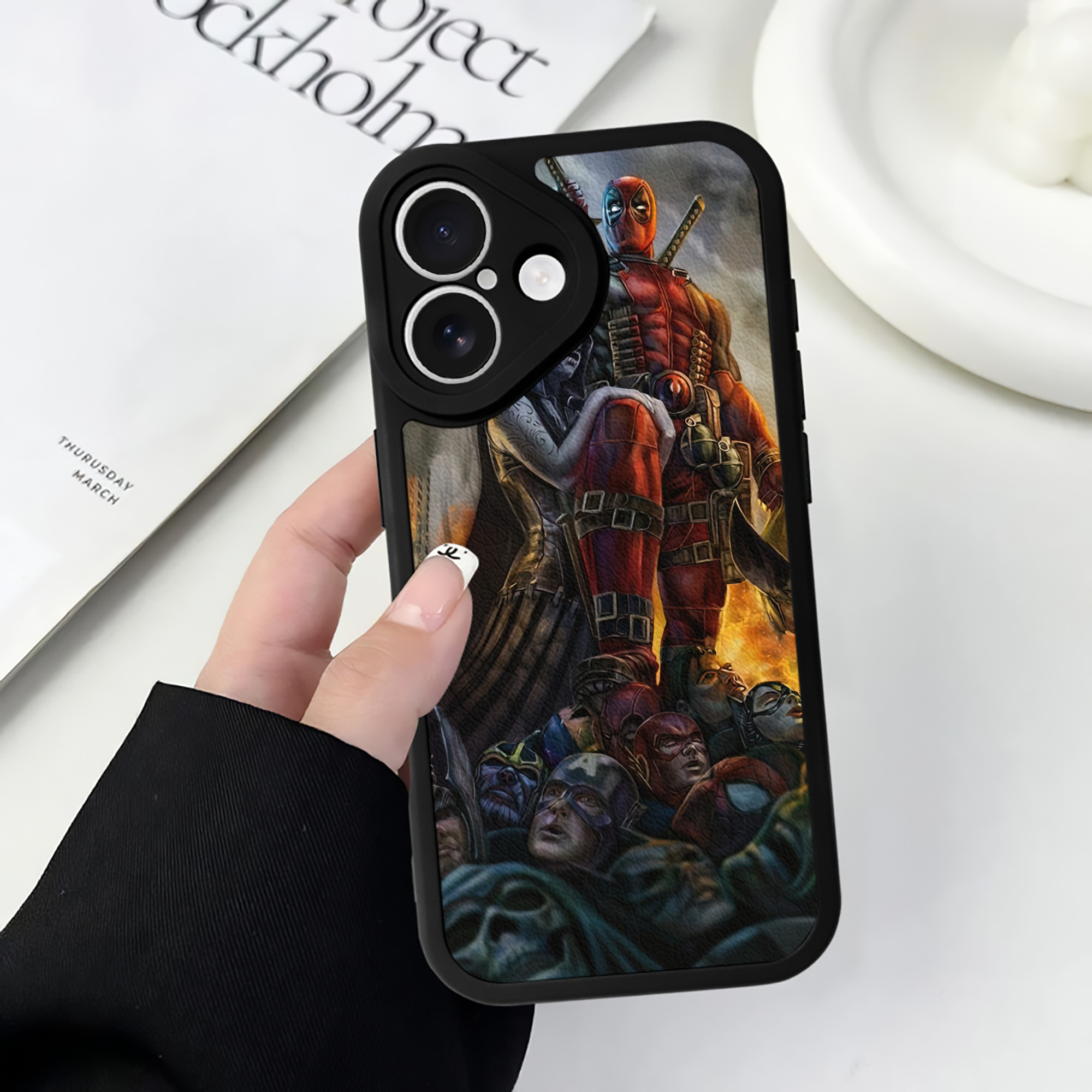（画像用） Deadpool デッドプール 【iPhone 16シリーズ対応】シリコンスマホケース（レザー調） 材質：シリコン